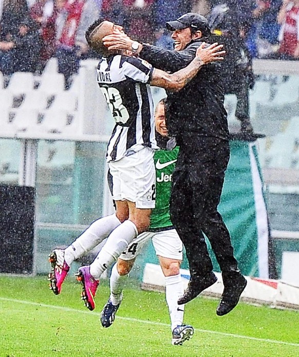 epa03680336 Juventus&#039; Italian head coach Antonio Conte (R) celebrates with Arturo Vidal (L) during the Italian Serie A soccer match between Torino FC and Juventus FC at Olimpico stadium in Turin, ...