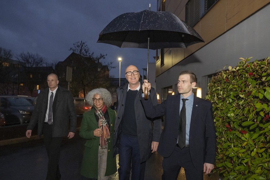 Der Bundesrat Martin Pfister, mitte rechts, mit seiner Frau Cacilda Pfister, mitte links, bei seiner Ankunft in Baar, anlaesslich des Empfangs fuer den neu gewaehlten Zuger Bundesrat Martin Pfister du ...