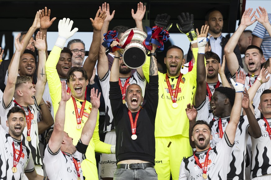 KEYPIX - Trainer Fabio Celestini (FCB), Mitte, stemmt mit den Pokal des Fussball Cupsiegers mit seinen Spielern, beim 100. Schweizer Fussball Cup Final zwischen dem FC Biel-Bienne und FC Basel, am Son ...