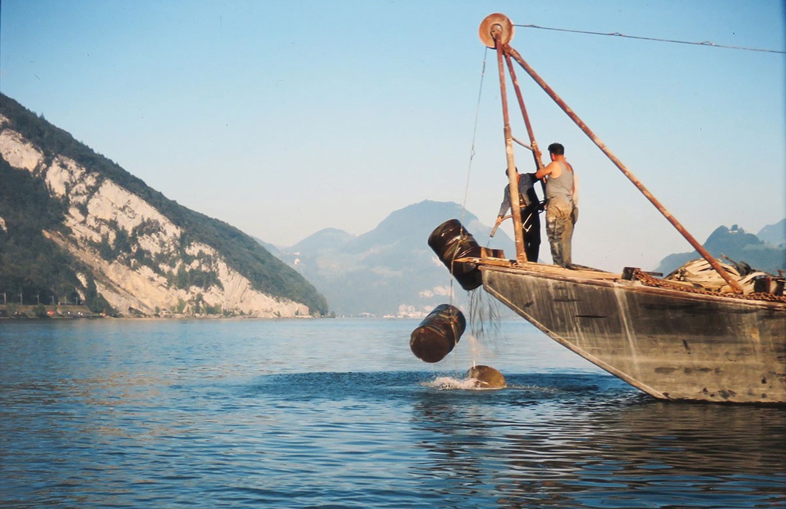 Récupération de tonneaux de denrées alimentaires dans le lac d’Alpnach dans les années 60.