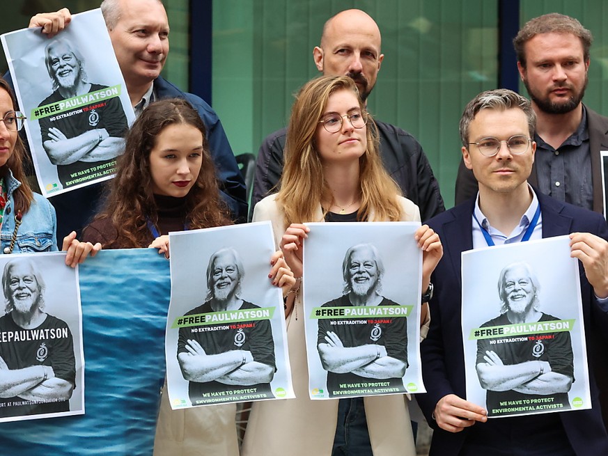 En détention au Groenland et menacé d&#039;extradition au Japon, l&#039;écologiste Paul Watson - ici soutenu par des députés européens - demande l&#039;asile politique à la France.