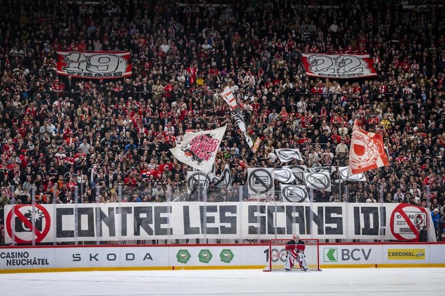 Une action des supporters lausannois contre les mesures de securite lors de l&#039;acte 1 du quart de finale des play-off du championnat suisse de hockey sur glace de National League entre Lausanne HC ...