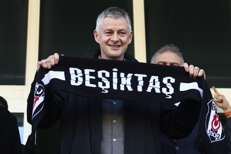Ole Gunnar Solskjaer holds a Besiktas scarf after being appointed head coach of the Turkish soccer team, outside the Besiktas Sports Club headquarters in Istanbul, Turkey, on Friday, Jan. 17, 2025. (S ...
