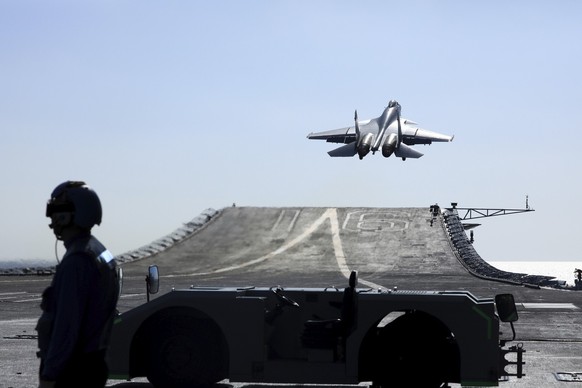 Un avion de chasse J-15 basé sur un porte-avions décolle du porte-avions Liaoning