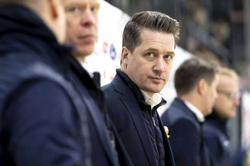 Sweden&#039;s headcoach Sam Hallam reacts during the Euro Hockey Tour match between Finland and Sweden, in Fribourg at the BCF Arena, Switzerland, on Saturday, December 14, 2024. (KEYSTONE/Anthony Ane ...