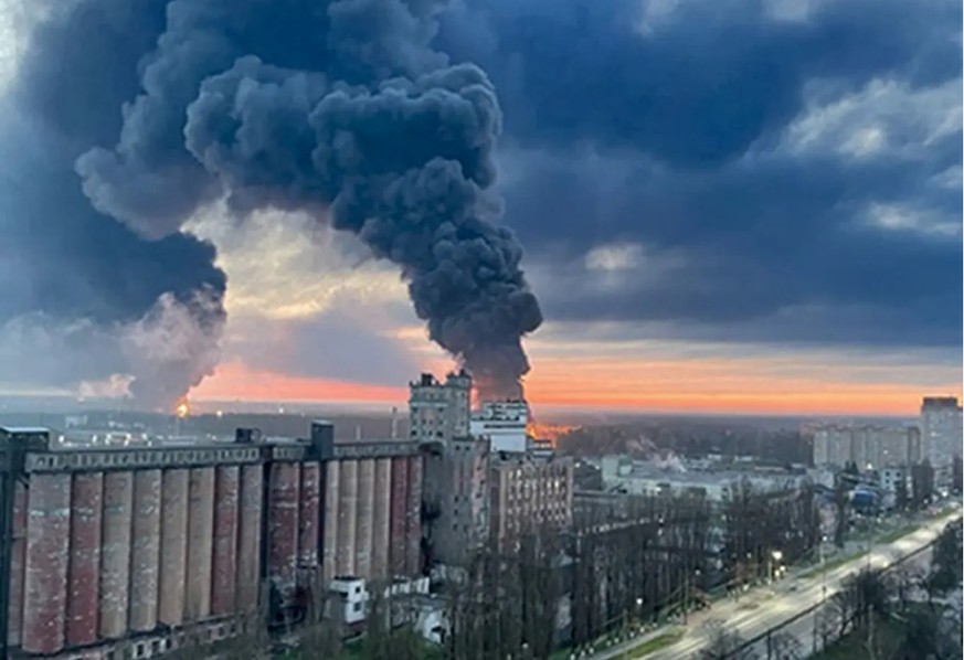 D&#039;énormes panaches de fumée sur la ville russe de Briansk fin avril. La Russie a également blâmé l&#039;Ukraine pour les incendies dans deux installations de stockage de pétrole.