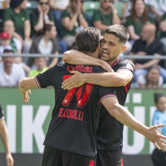 Rilind Nivokazi (de face) et les Sédunois ont offert leur premier titre au FC Thoune en battant Saint-Gall dimanche.
