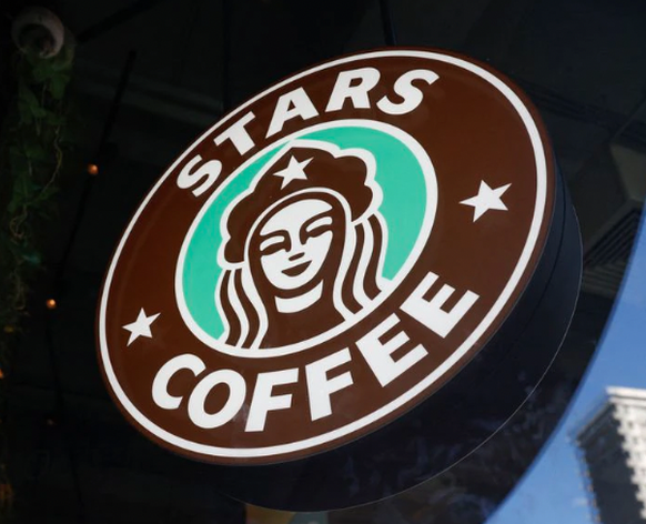 Voici la nouvelle identité visuelle de «Stars Coffee». Ça vous rappelle quelqu'un?