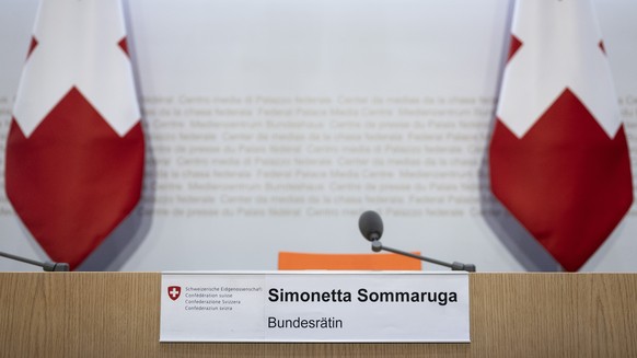 Ein Namensschild von Bundesraetin Simonetta Sommaruga steht uf eienm Pult im Medienzentrum, am Mittwoch, 2. November 2022, in Bern. Sommaruga hat fuer heute Nachmittag eine Pressekonferenz einberufen. ...