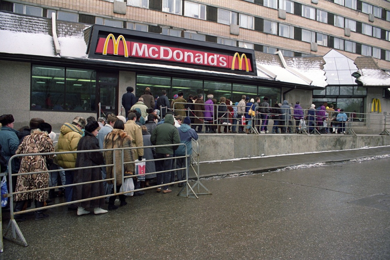 epa09812757 (FILE) - Muscovites stand in queue to the American fast-food McDonald&#039;s restaurant in Moscow, Russia, 01 February 1992 (reissued 09 March 2022). US fast food chain McDonald&#039;s is  ...