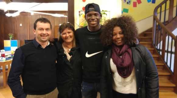 Breel Embolo dans le cadre d'un événement avec sa fondation, qui aide des enfants au Cameroun et au Pérou. Avec sa maman, Germaine (tout à droite).