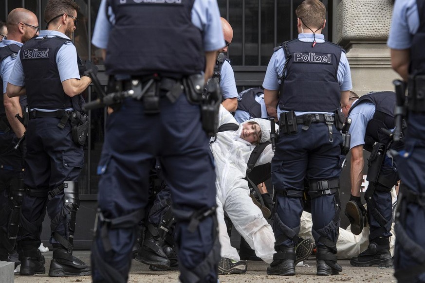 Polizisten fuehren die Klimaaktivisten der Organisation Collective Climate Justice am Eingang der Schweizer Bank Credit Suisse ab, aufgenommen am Montag, 8. Juli 2019 auf dem Paradeplatz in Zuerich. ( ...