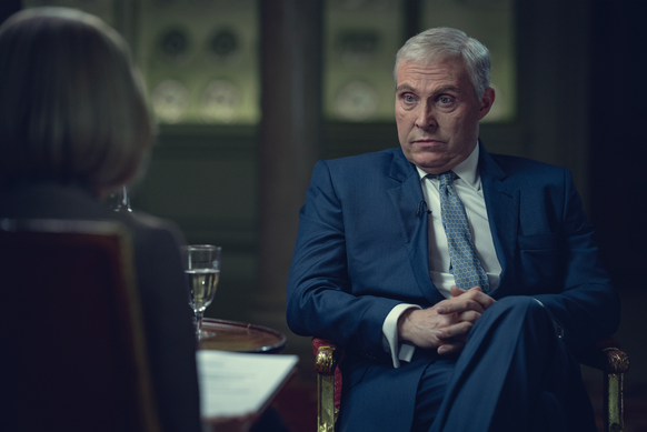 Dans Scoop, la version Netflix, le prince Andrew est incarné par le britannique Rufus Sewell.