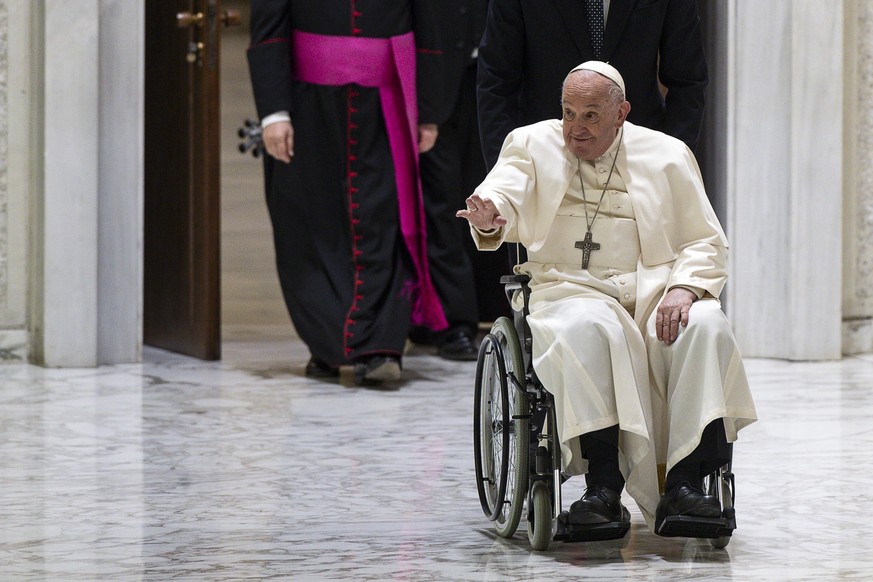 Le pape François assiste à une audience avec des volontaires de la Croix-Rouge italienne, le 6 avril.