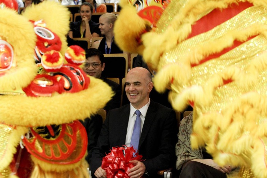 epa03147087 Lion dance performers surround Swiss Federal Councillor Alain Berset during the inauguration ceremony of the Singapore-ETH Centre for Global Environmental Sustainability (SEC) in Singapore ...