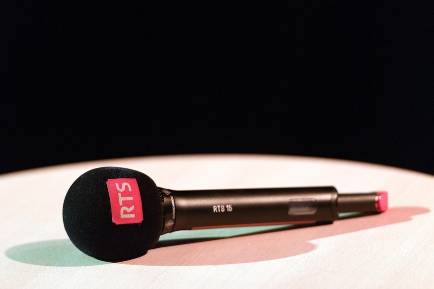 Un microphone de la RTS pose sur une table lors d&#039;une conference de presse de la Radio Television Suisse, RTS, sur les resultats d&#039;audience radio, tv et web 2016 et sur les nouveaux programm ...