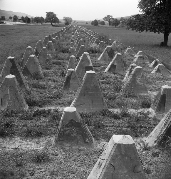 Im September 1940 waehrend dem Zweiten Weltkrieg sind als Massnahme der Schweizer Landesverteidigung Panzersperren errichtet worden, die sich jetzt in einem langen Band durch die offene Ebene ziehen.  ...