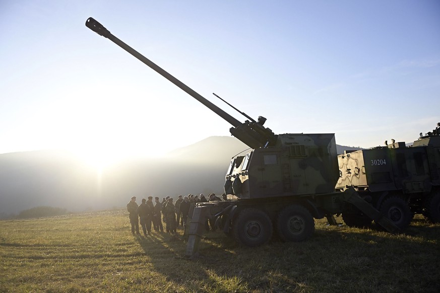Des canons automoteurs de 155 mm de l'armée serbe en position près de la ligne administrative avec le Kosovo.