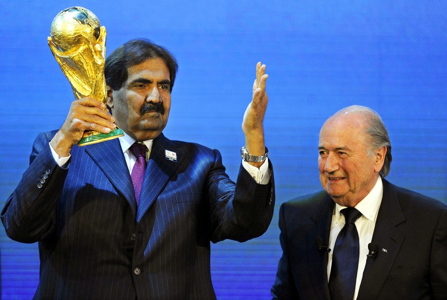 Le cheikh Hamad bin Khalifa Al-Thani et Sepp Blatter lors de l'attribution de la Coupe du monde au Qatar.