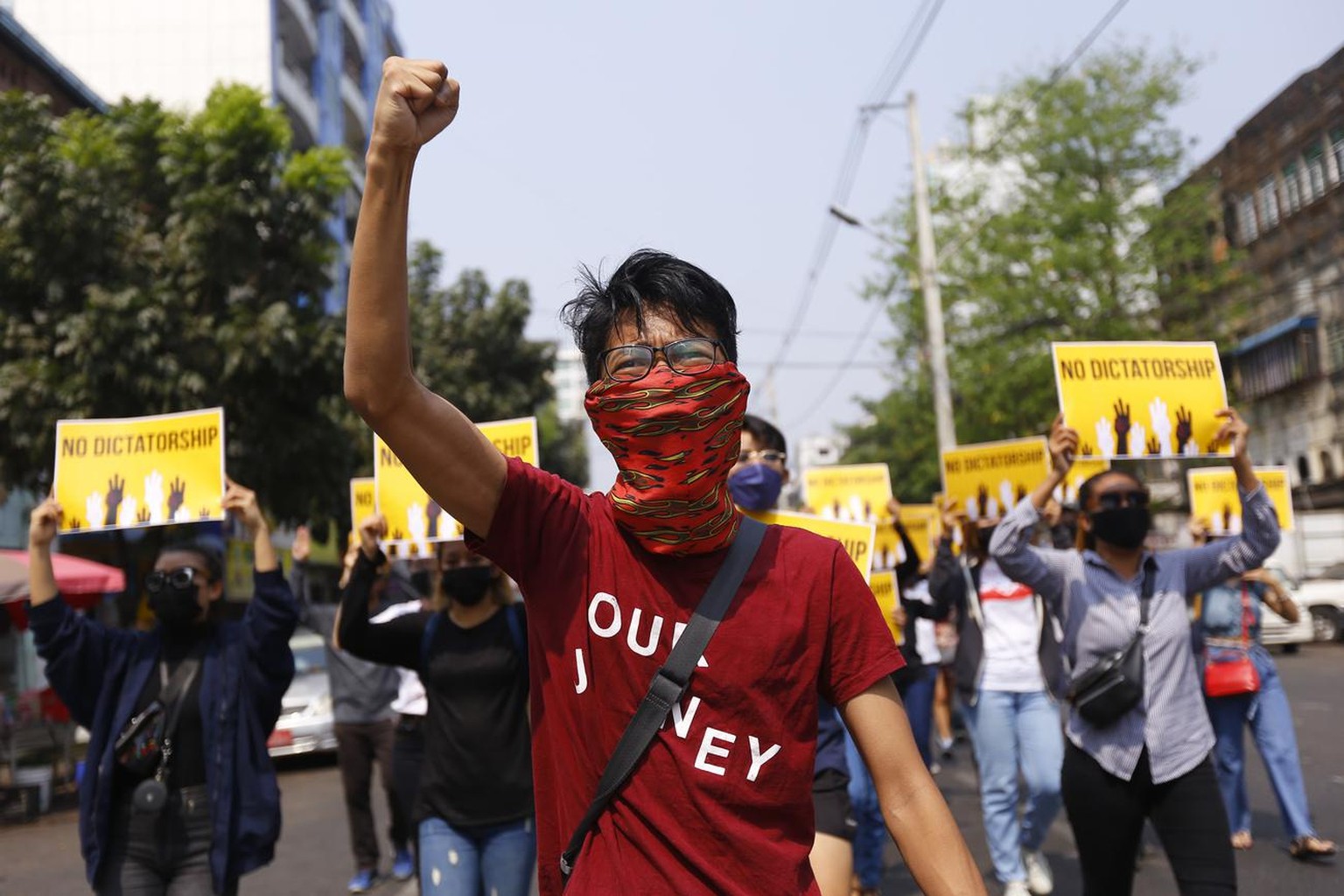 Le geste des manifestants anti-coup d&#039;État lors d&#039;une marche à Yangon, au Myanmar, le vendredi 26 mars 2021. Les manifestants contre la prise de contrôle militaire du mois dernier au Myanmar ...