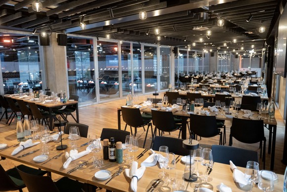 Quatre stands de restauration et un restaurant assurent le service, tandis que la zone d’hospitalité peut accueillir jusqu’à 240 convives.