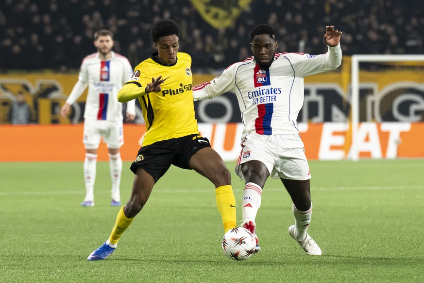 YB's Alan Virginius fights for the ball against Lyon's Orel Mangala, right, during the Europa League soccer match opposing BSC Young Boys and France's Olympique Lyonnais, at the Wankdor ...