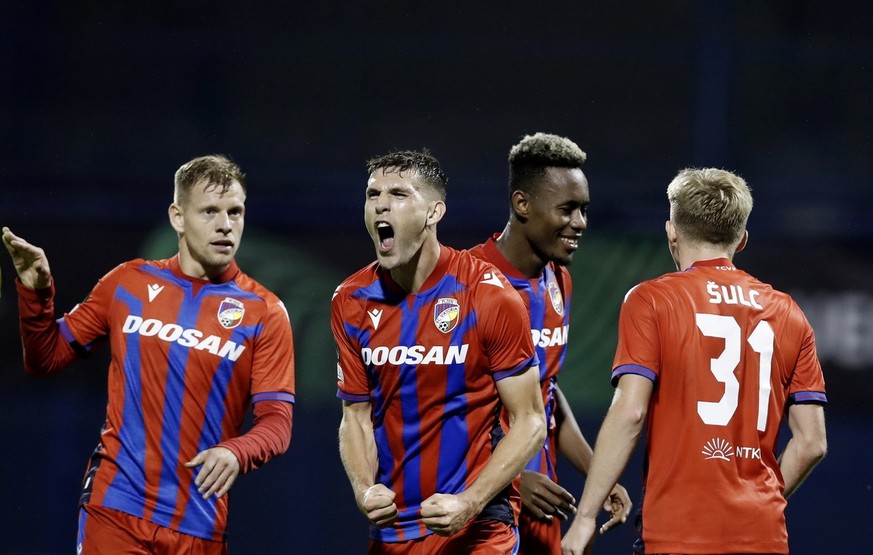 epa10941729 Players of Viktoria Plzen celebrate after the UEFA Europa Conference league group C match between Dinamo Zagreb and Viktoria Plzen in Zagreb, Croatia, 26 October 2023. EPA/ANTONIO BAT