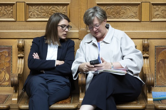 Isabelle Chassot, Staenderaetin Mitte-FR und neu gewaehlte Praesidentin der parlamentarischen Untersuchungskommission (PUK) fuer die Credit Suisse Notrettung, rechts, diskutiert mit Franziska Ryser, N ...