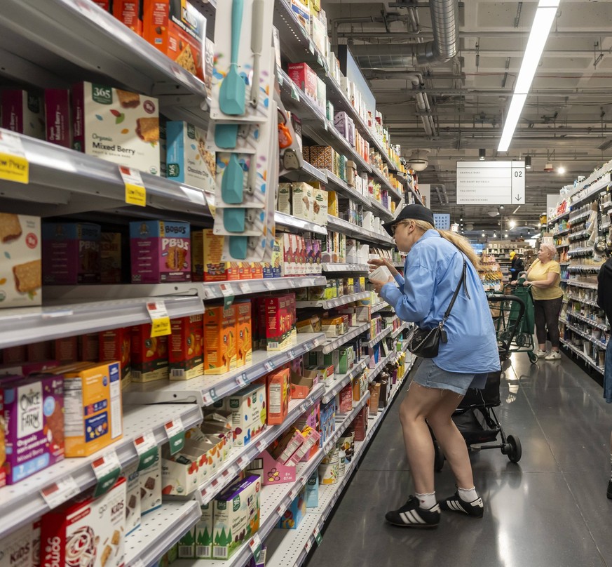 Cost of living in New York Shopping in a Whole Foods Market supermarket in New York on Monday, June 15, 2026. PUBLICATIONxNOTxINxUSAxUK RichardxB.xLevine