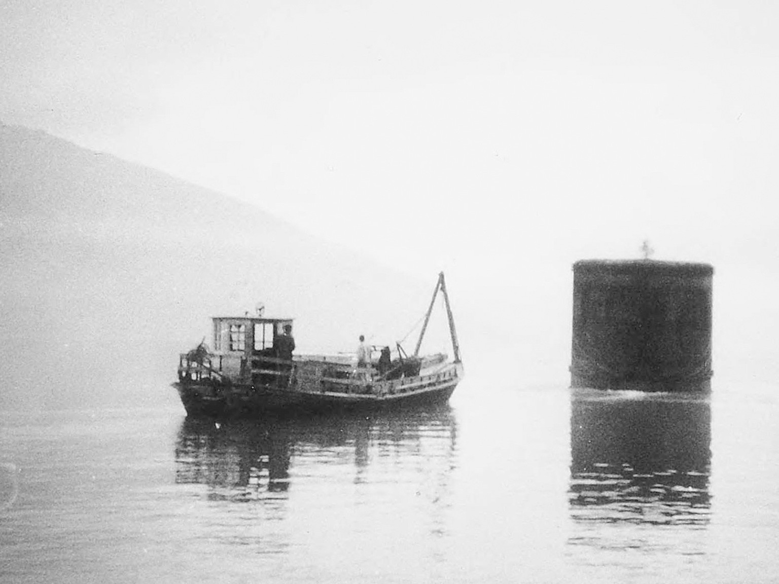 Immersion de réservoirs sous-marins remplis de blé sur le lac de Thoune, 1939.