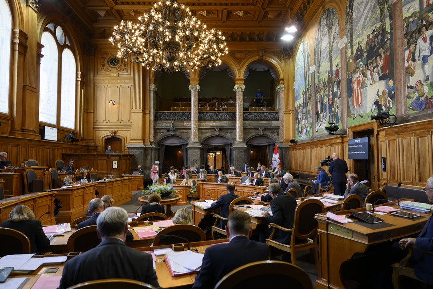 Parlamentarier debattieren waehrend der Fruehlingssession der Sommersession Raete, am Dienstag, 7. Juni 2022 im Staenderat in Bern. (KEYSTONE/Anthony Anex)