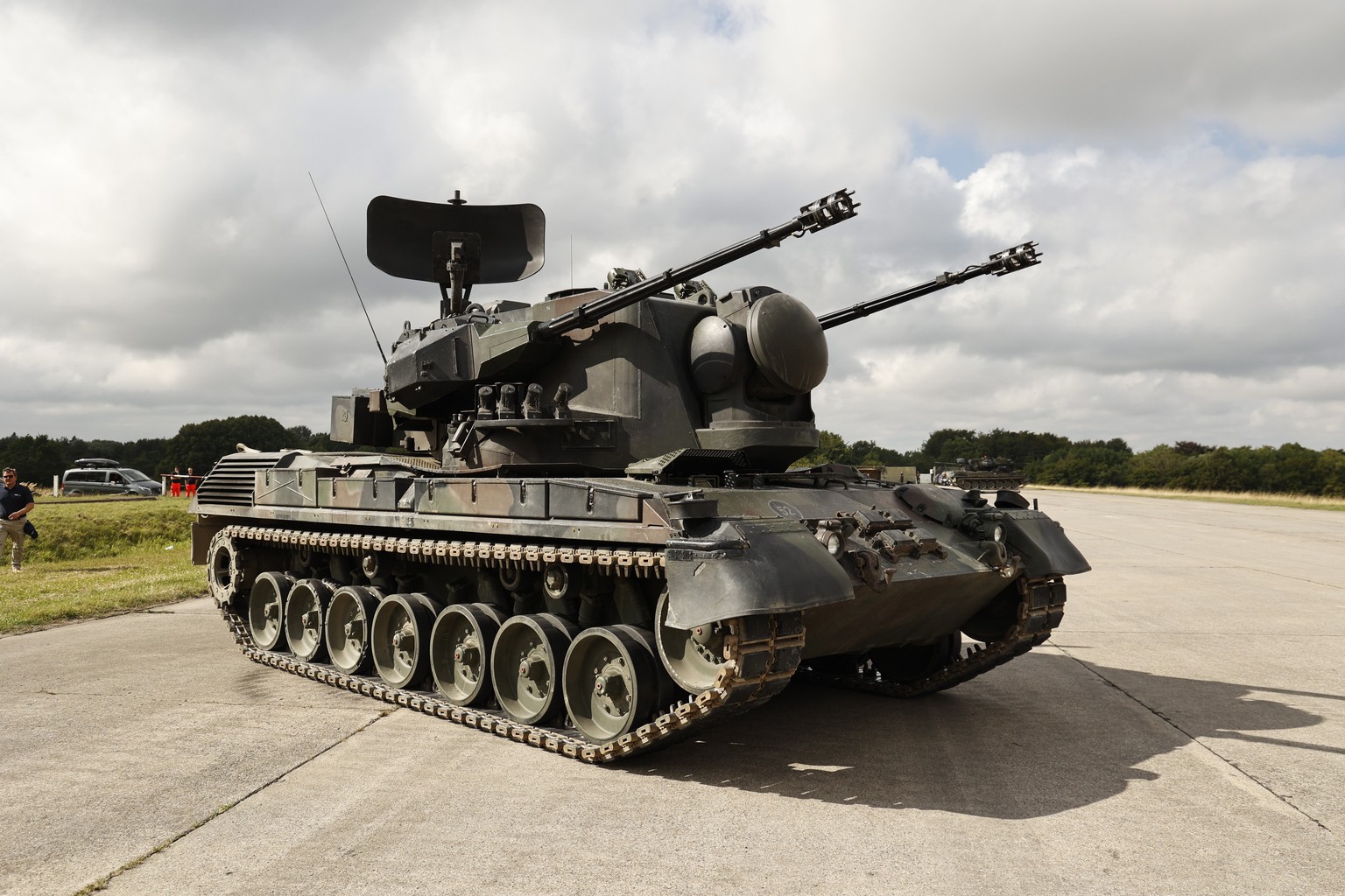 epa10137713 An anti-aircraft gun tank Gepard during Chancellor Scholz&#039;s visit to a training facility of the arms-maker Krauss-Maffei Wegmann at the Putlos military training area in Oldenburg in H ...