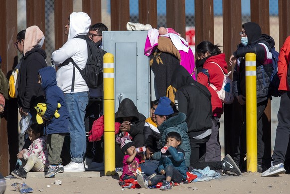 Des migrants font la queue à la barrière frontalière pour tenter d'entrer à El Paso, Texas, depuis Ciudad Juarez, Mexique, le mercredi 21 décembre 2022.