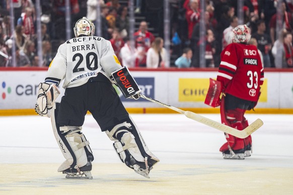 Torhueter Reto Berra (HCFG) ,links, provoziert Torhueter Kevin Pasche (LHC) ,rechts, im siebten Eishockey Playoff Halbfinalspiel der National League zwischen dem Lausanne HC (LHC) und dem HC Fribourg- ...