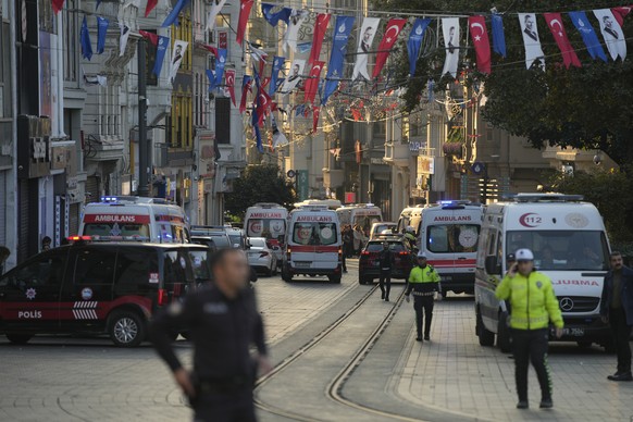 Les services de sécurité et les ambulances sur les lieux après une explosion sur l'avenue piétonne Istiklal à Istanbul.