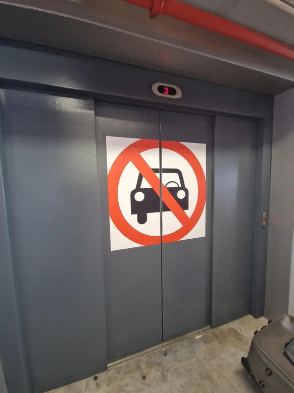 Fail: Mit dem Auto nicht in den Lift fahren