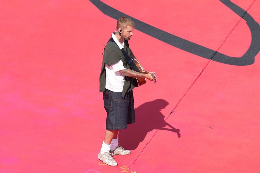 Les baskets vues aux pieds de l’artiste canadien Justin Bieber durant la cérémonie de la mi-temps de la finale de la Coupe du monde ont été vendues à 26 400 dollars