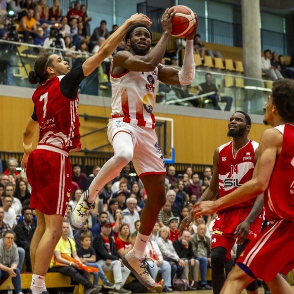 Boris Mbala (au centre) et les Lions ont maîtrisé leur sujet samedi