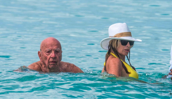 Le couple, nageant dans le bonheur et les eaux turquoises de la Barbade.