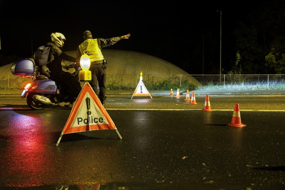 Des policiers de la police municipale de Geneve interdissent l&#039;acces a un scooteriste au pont du Val d&#039;Arve enjambant l&#039; Arve suite a la montee des eaux de la riviere, ce mercredi 15 no ...