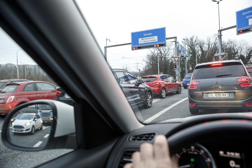 Des voitures sont arretees sur une bretelle de sortie de l&#039;autoroute A1 du contournement de la ville de Geneve, ce lundi 8 janvier 2018 a Geneve. (KEYSTONE/Salvatore Di Nolfi)