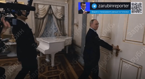 Vladimir Poutine montre en exclusivité ses appartements et fait une visite guidée de ses quartiers privés.