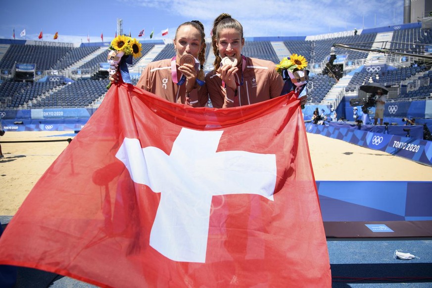 Bronze medal winner Anouk Verge-Depre, left, and Joana Heidrich, right, of Switzerland celebrate with they medal during the victory ceremony after the women&#039;s beach volleyball bronze medal game a ...