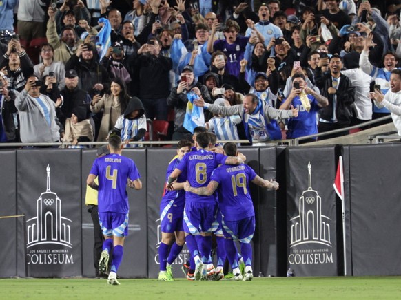 Les Argentins se congratulent après la superbe réussite d&#039;Angel Di Maria