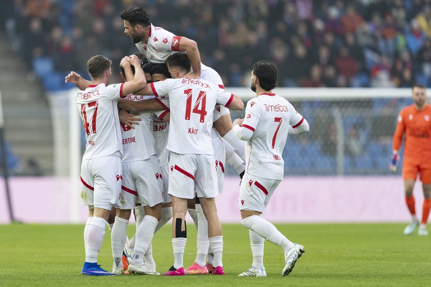 Die Spieler des FC Thun feiern das erste Tor im Fussball Meisterschaftsspiel der Swiss Super League zwischen FC Basel 1893, FCB, und FC Thun, FCT, im Stadion St. Jakob-Park in Basel, am Sonntag, 1. Fe ...