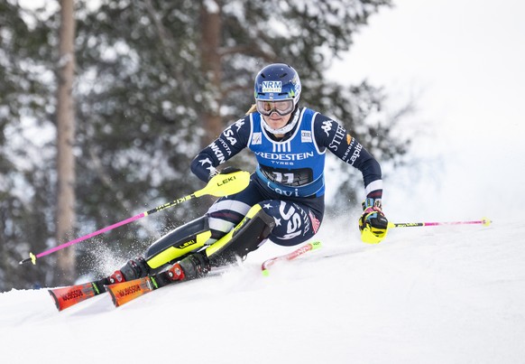 epa12527346 Paula Moltzan of USA in action during the first run of the Women&#039;s Slalom race at the FIS Alpine Skiing World Cup event, in Levi, Finland, 15 November 2025. EPA/KIMMO BRANDT