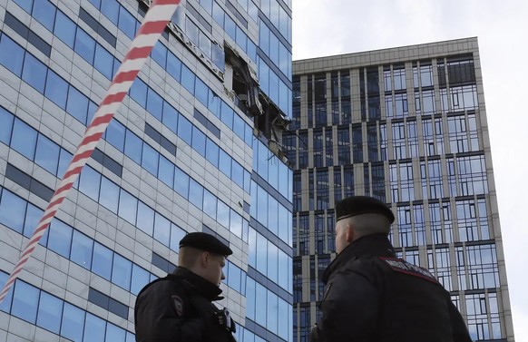 Dommages visibles de l&#039;attaque: un drone a explosé dans un immeuble de grande hauteur à Moscou au cours du week-end.