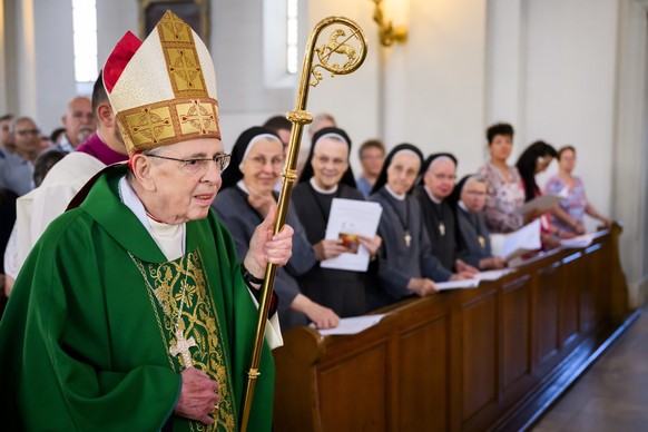 Son Eminence le cardinal Kurt Koch preside, avec les anciens Gardes Suisses Pontificaux, une grand-messe pontificale a l&#039;occasion de la conference centrale 2023 de l&#039;association federale des ...