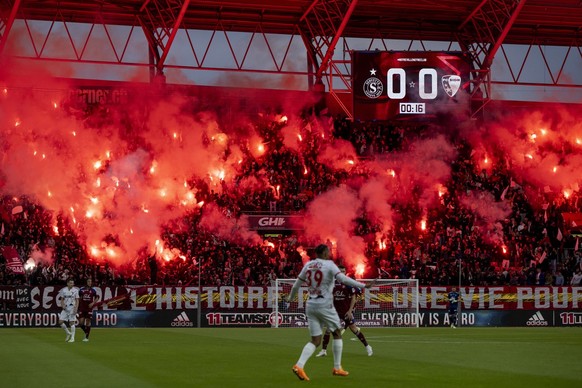 Les supportersde la section grenat allument des fumigenes pour feter leurs 35 ans a cote de leur club, lors de la rencontre de football de Super League entre le Servette FC et le FC Sion le samedi 13  ...