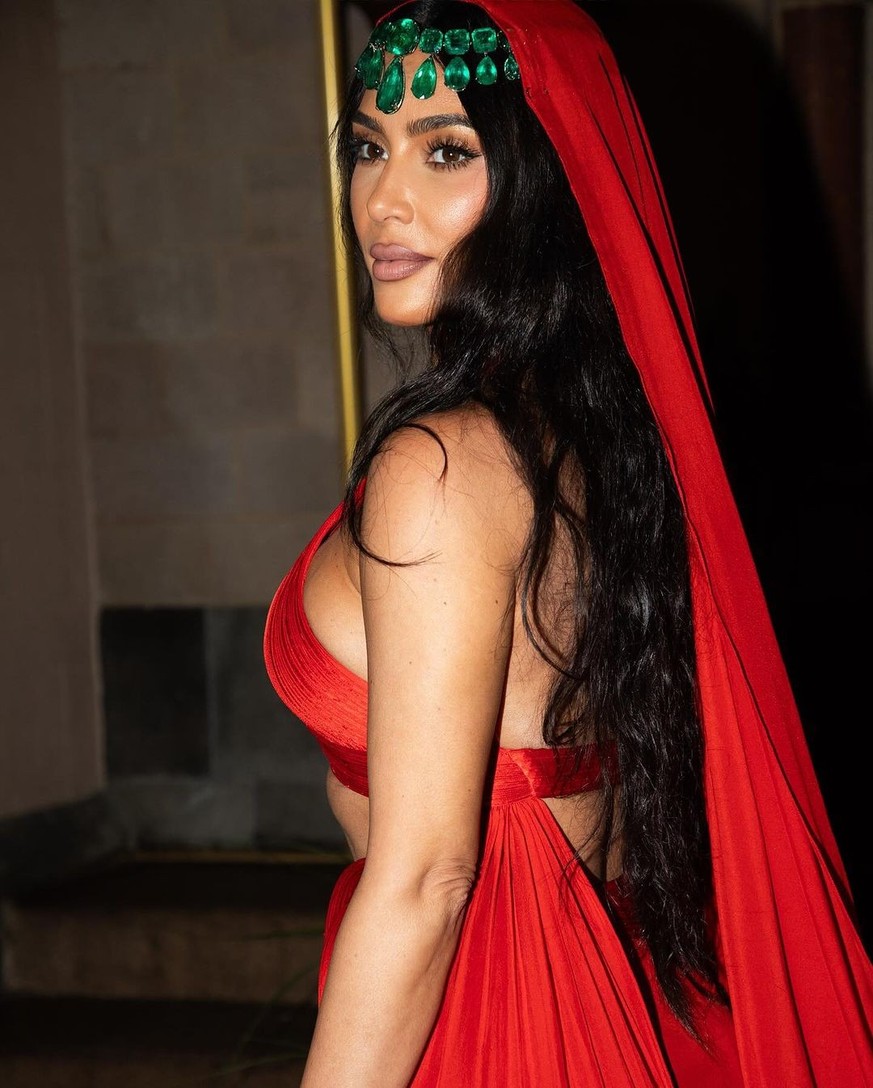 Kim est apparue le deuxième jour avec une couronne d'émeraudes, pierre précieuse très symbolique en Asie.